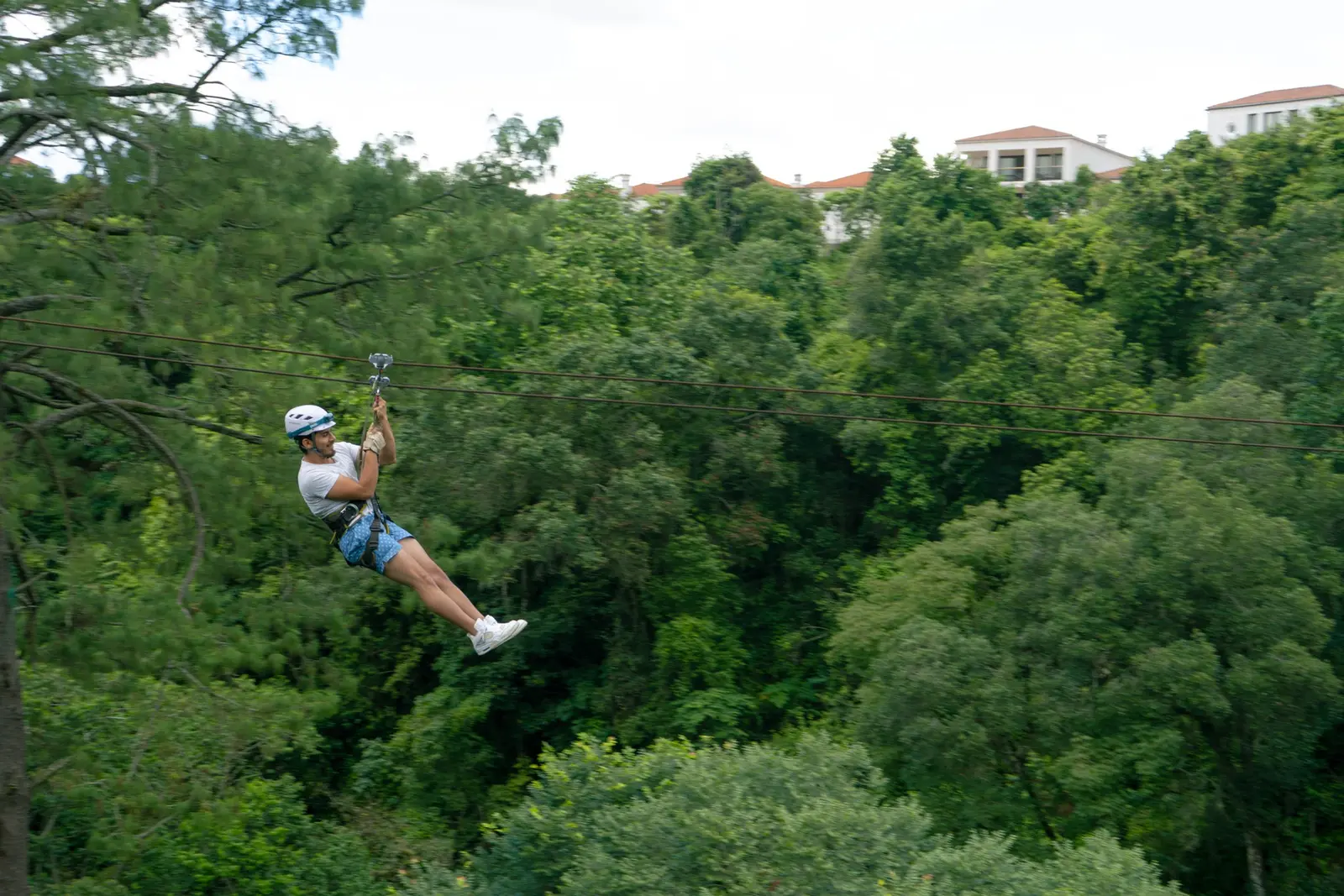 Persona volando en el canopy sobre el bosque de Cayalá