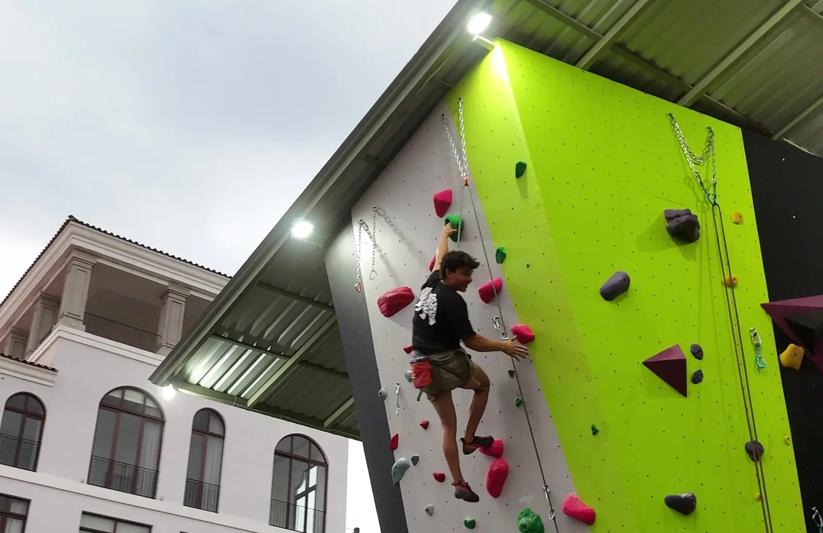 Escalador en El Muro, bajo el techo del letrero de Vertika