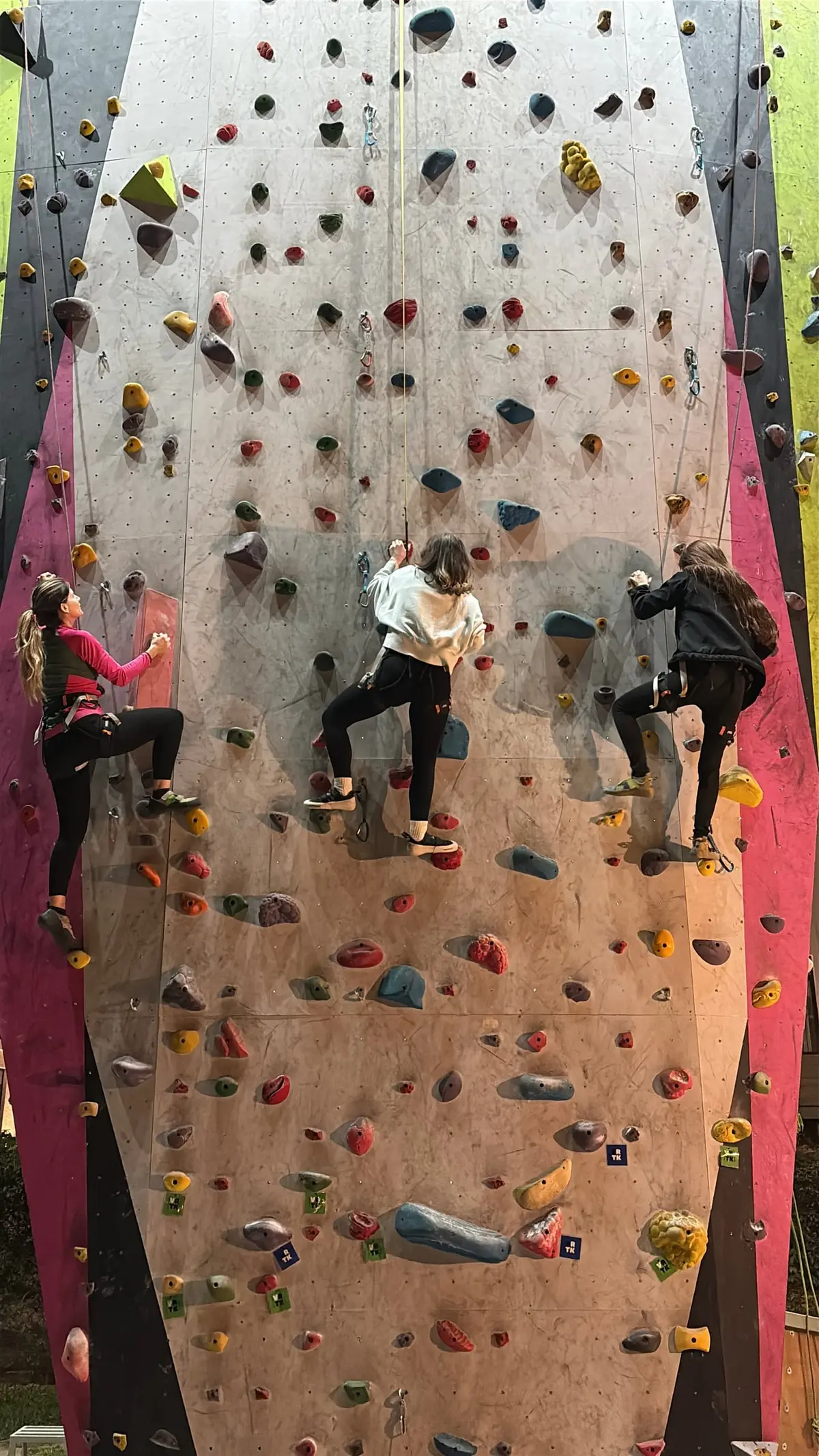 Tres escaladoras subiendo El Muro al mismo tiempo